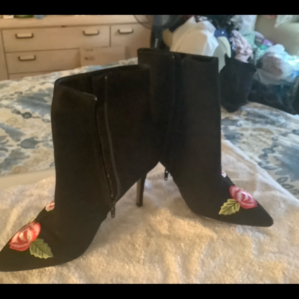 Betsy Johnson Ankle booths